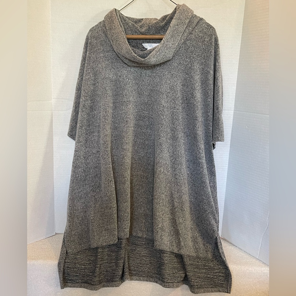 NWT Women’s Gray Soft Fuzzy Fabric Shawl/Poncho Top